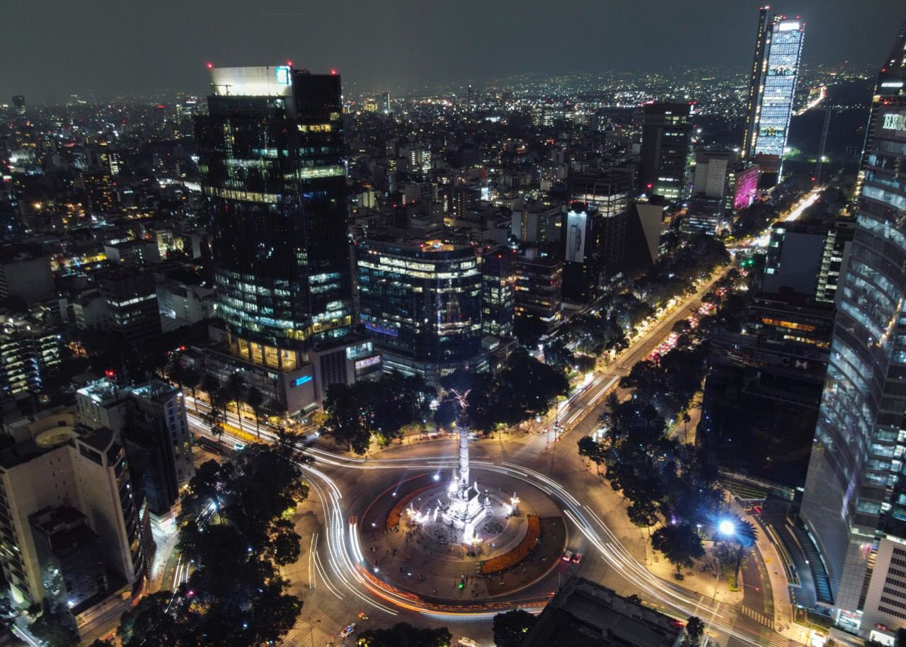 Así se iluminaron edificios y monumentos de CDMX por el éxito en la vacunación
