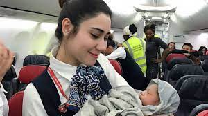 ¡Qué tino! Mujer da a luz en pleno vuelo, el avión volaba de Estambul a Chicago