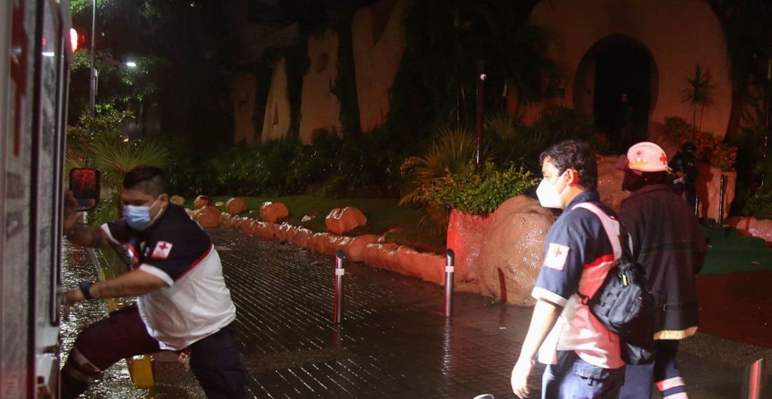 ACAPULCO, GUERRERO, 29 SEPTIEMBRE 2021. - La legendaria discoteca Baby`O esta noche sufrió un incendio provocado por un corto circuito, en dónde una guardia de seguridad resultó con lesiones leves, policías, bomberos y paramédicos acudieron al lugar para atender el incidente.