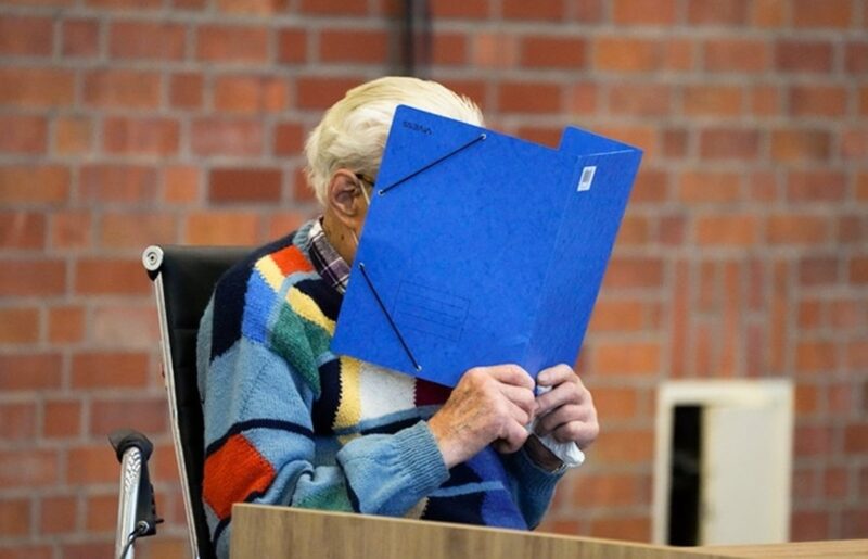 Un ex guardia nazi de 100 años de edad, es juzgado por la muerte de tres mil personas durante el Holocausto
