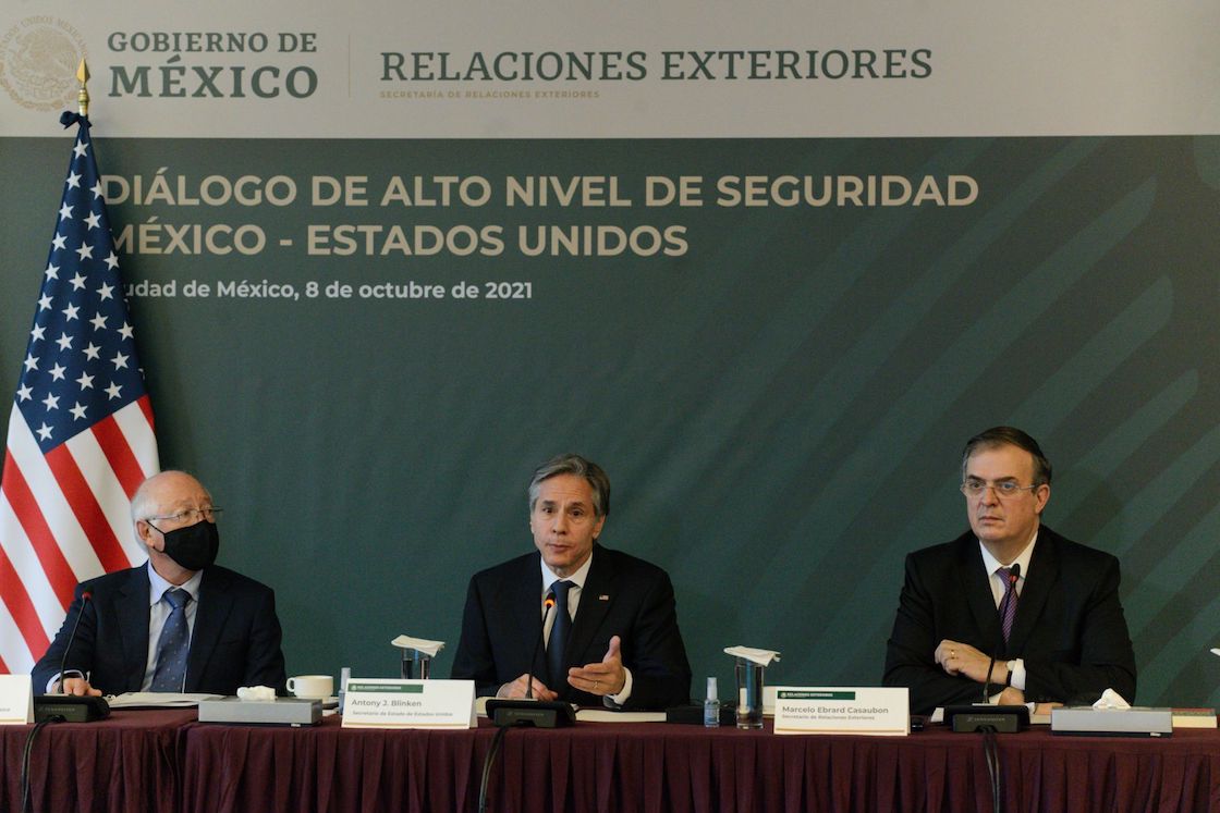 ken-salazar-ebrard-migrantes