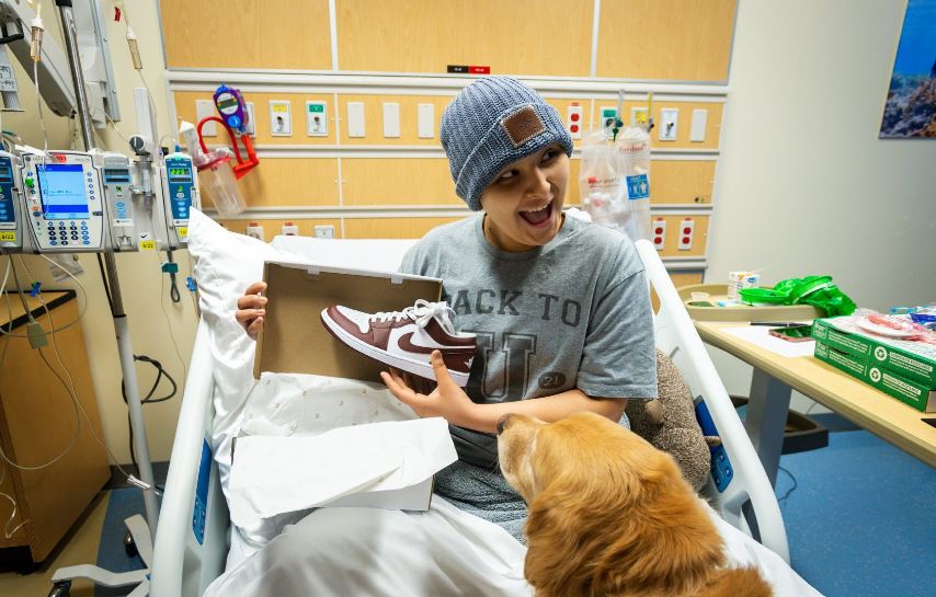 Luka Doncic donó sneakers a niños en un hospital en Dallas