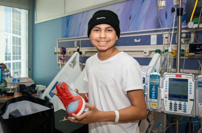 Luka Doncic donó sneakers a niños en un hospital en Dallas