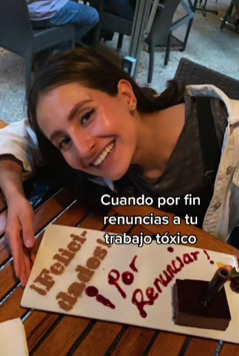 Una mujer celebró con todo y pastel tras dejar su ‘trabajo tóxico’