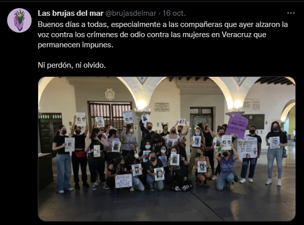 Mujeres tapizan con rostros de presuntos feminicidas el Zócalo de Veracruz