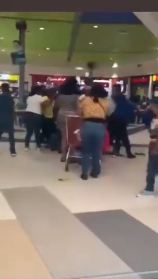 Ouch! Familias se pelean y arman la campal en un centro comercial de Nuevo León