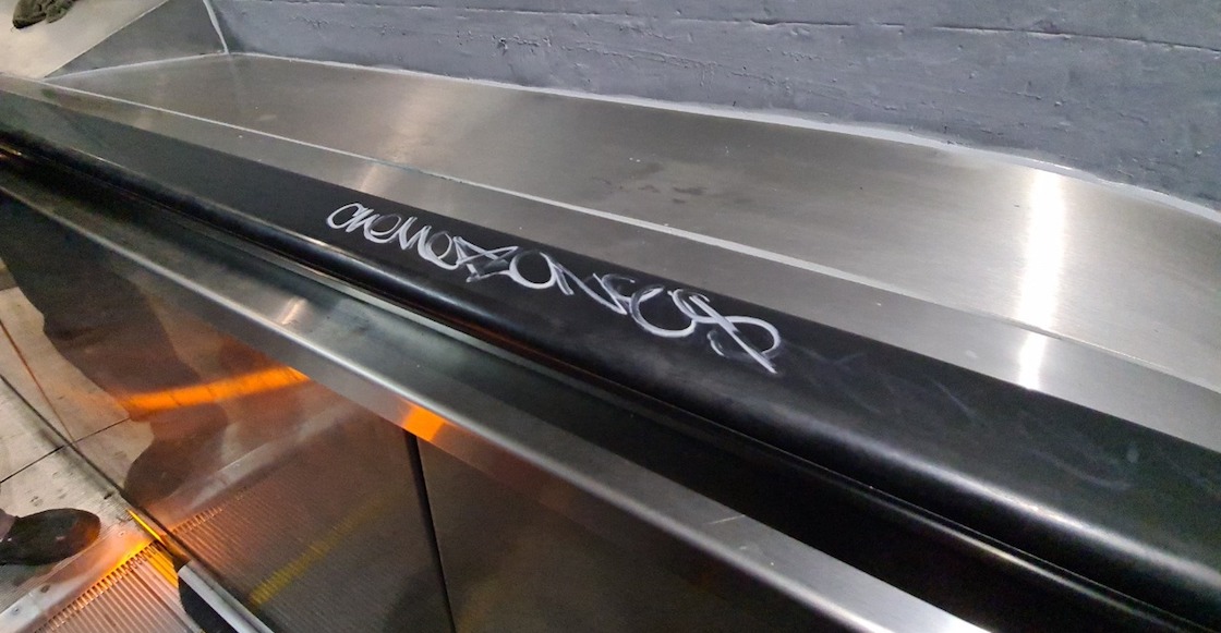 pintan-escalera-electrica-recien-inaugurada-metro