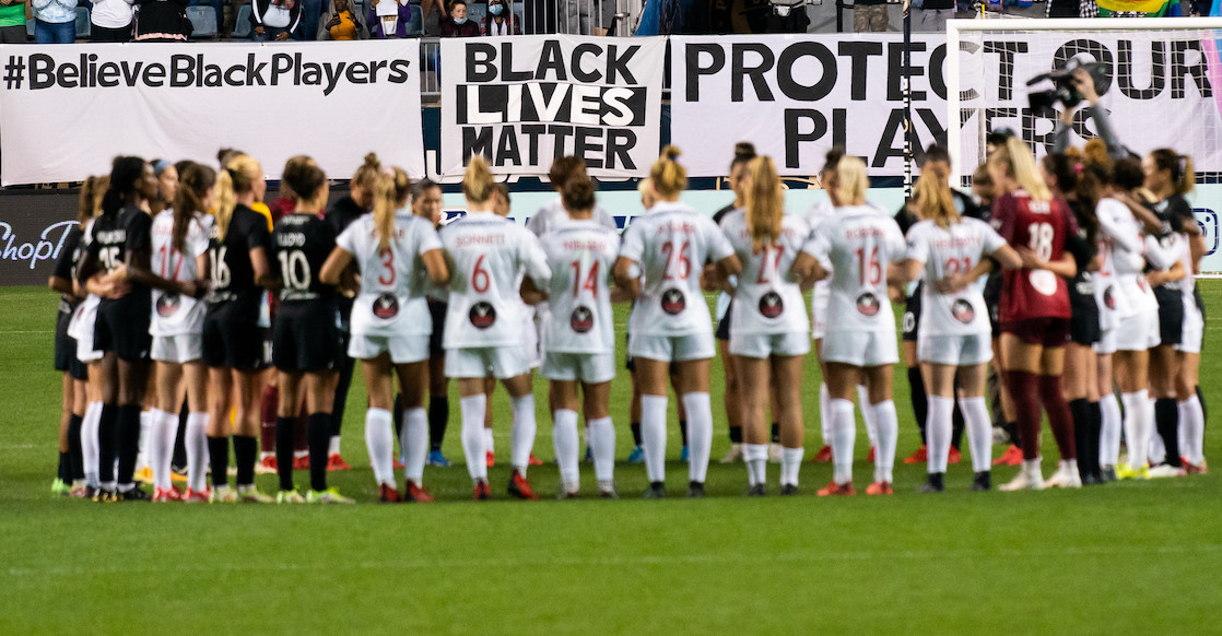Equipos de la NWSL protestan en todos los partidos contra del caso de abusos de Paul Riley