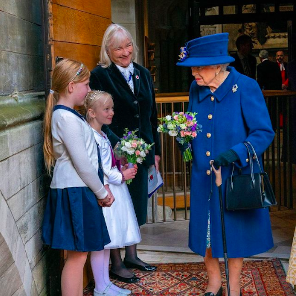 reina-isabel-baston-primera-vez