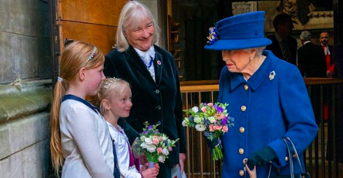 reina-isabel-utiliza-baston-por-primera-vez