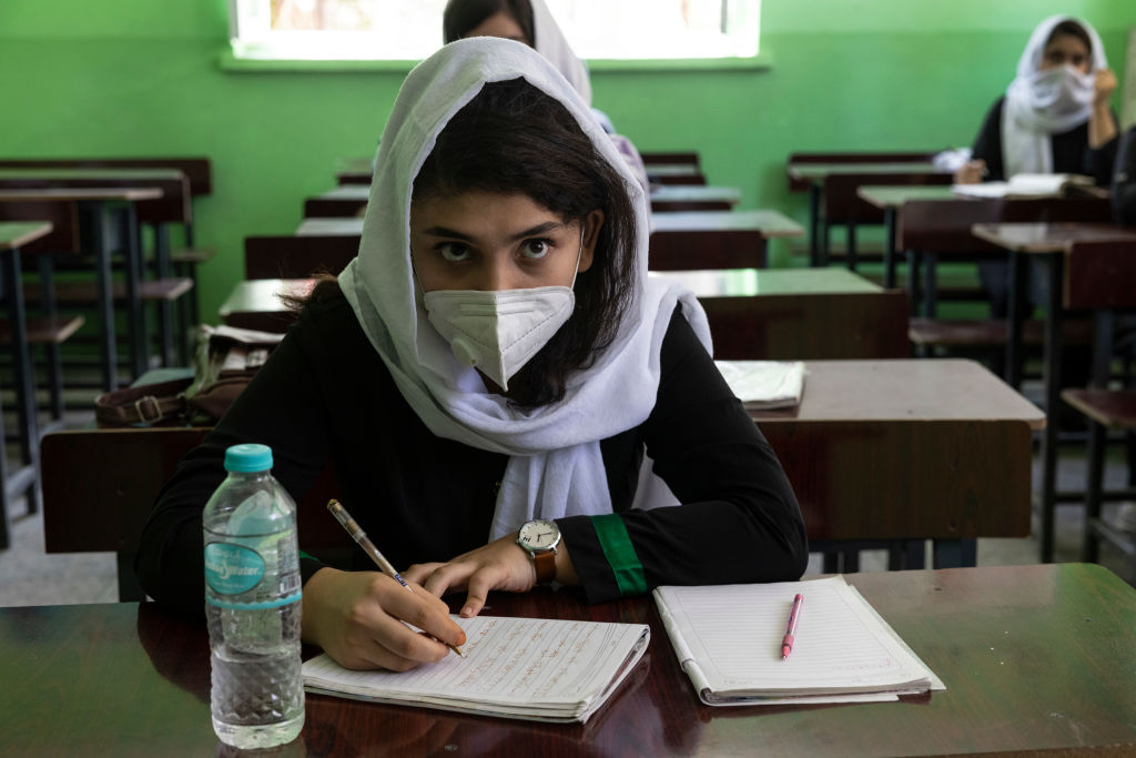El Talibán permitirá "muy pronto" que niñas afganas estudien la secundaria, dice la ONU