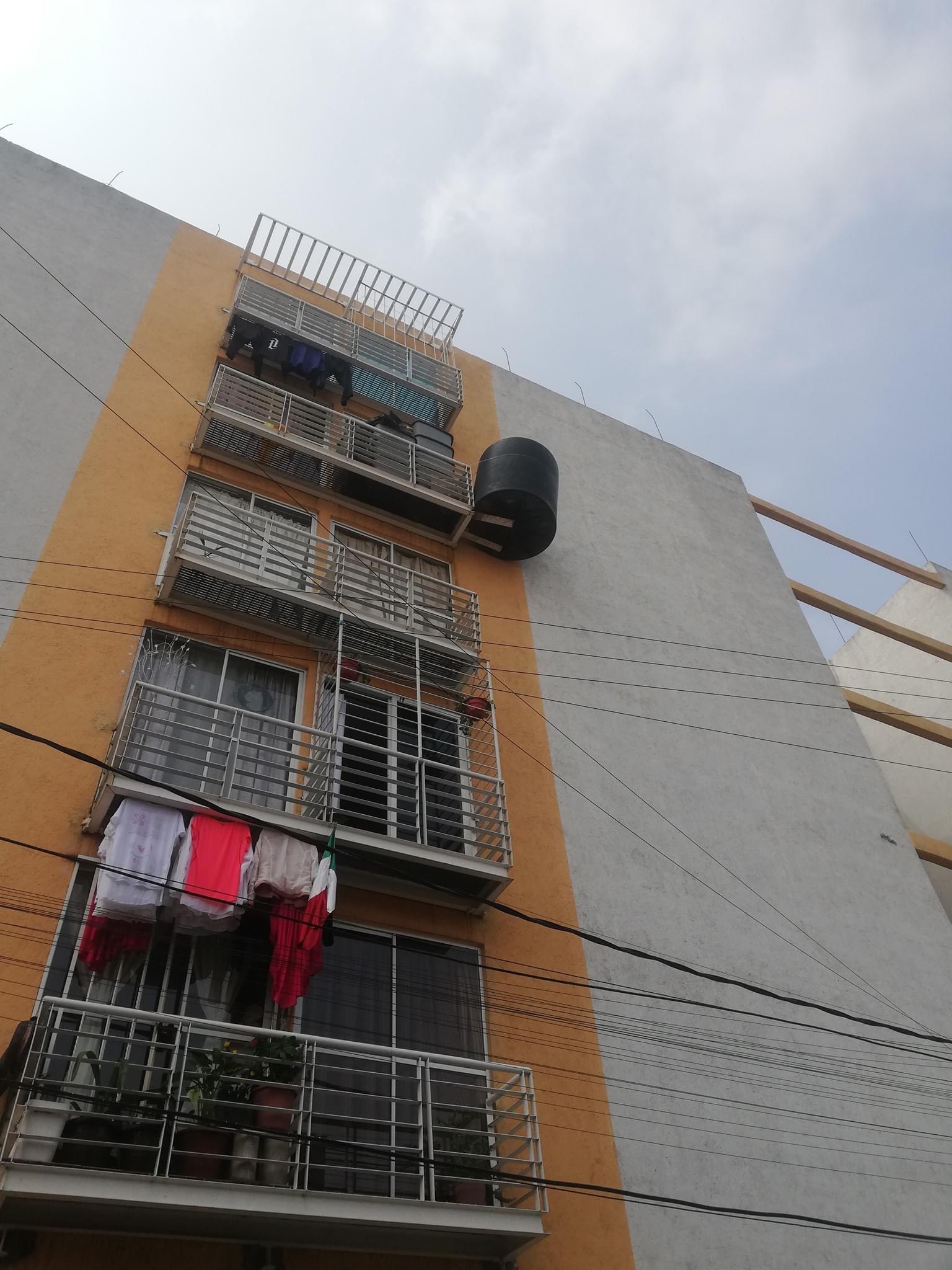 Desafiando a la gravedad: Denuncian a vecina en CDMX por colgar tinaco en su balcón 