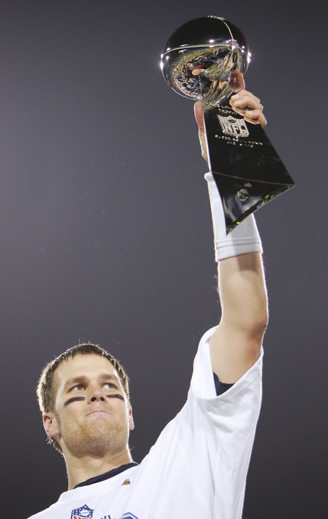 Tom Brady levantando el Vince Lombardi del Super Bowl XXXIX