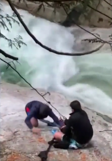 Turistas hicieron una cuerda con turbantes para salvar a dos personas que cayeron a un río