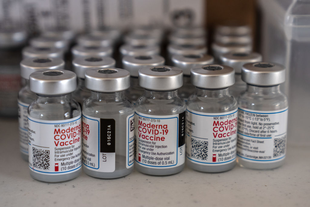 Estas son las vacunas de COVID-19 que EU aceptará en viajeros del extranjero 