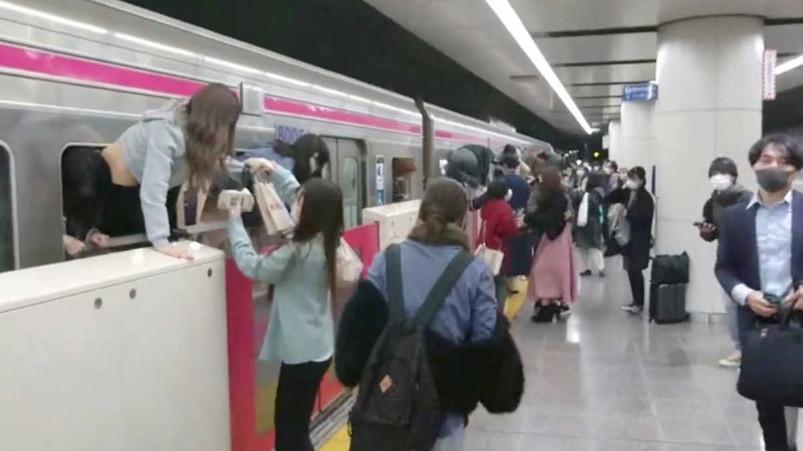 Hombre se disfraza de 'Joker' y apuñala a varios pasajeros en tren de Tokio