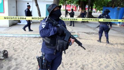 ACAPULCO, GUERRERO, 30AGOSTO2019.- Un joven fue asesinado esta tarde en el área de baños públicos de la concurrida playa Papagayo de Acapulco. Policías estatales fueron los primeros en llegar a la escena para resguardan el lugar, mientras que el Servicio Médico Forense trasladó el cuerpo en calidad de desconocido.