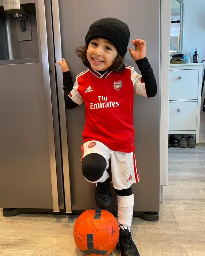 Zayn Ali Salman con el uniforme del Arsenal