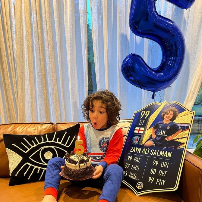 Zayn Ali Salman con una pijama del PSG y una tarjeta al estilo Fut Champions