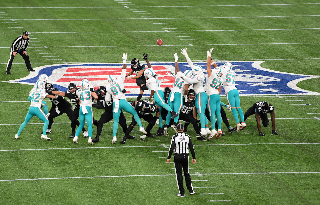 ¡De locos! El gol de campo al estilo Roberto Carlos de Matthew Wright en el triunfo de los Jaguars ante Dolphins