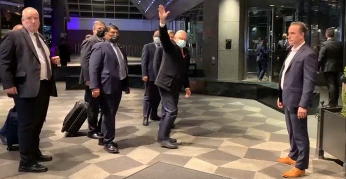 NUEVA YORK, ESTADO UNIDOS, 08NOVIEMBRE2021.- Andrés Manuel López Obrador, Presidente de México, saluda a las personas que los esperaban en el aeropuerto de esta ciudad. El día de mañana el mandatario mexicano participarán en el Consejo de la ONU.