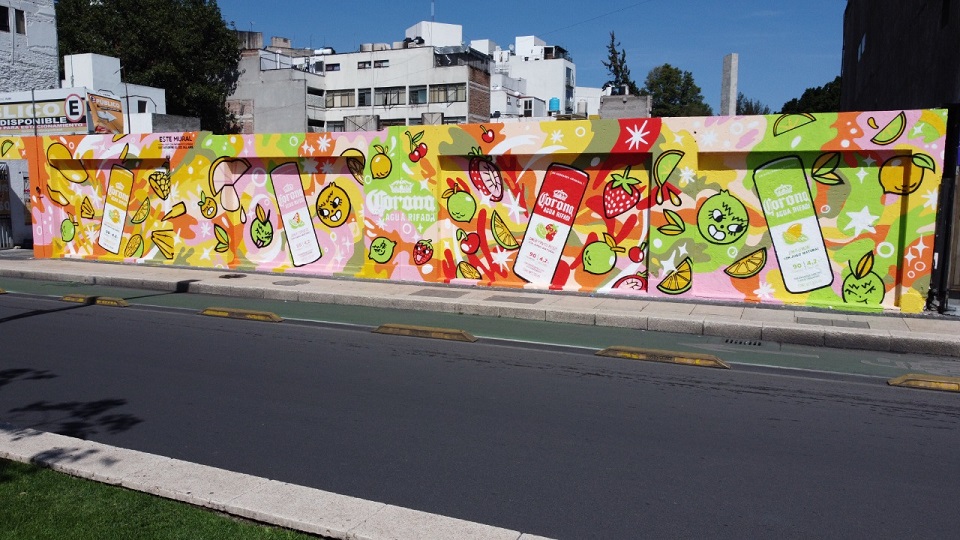 Mural en Reforma para Corona Agua Rifada