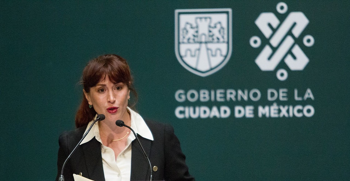 CIUDAD DE MÉXICO, 03OCTUBRE2019.- Paola Felix, de promoción turística de la Ciudad, junto con el director de la Lotería Nacional, Ernesto Prieto Ortega, presentaron el Billete de Lotería conmemorativo a los principales edificios del Centro Histórico de la Capital. El evento se realizó en el Antiguo Palacio del Ayuntamiento de la Ciudad.