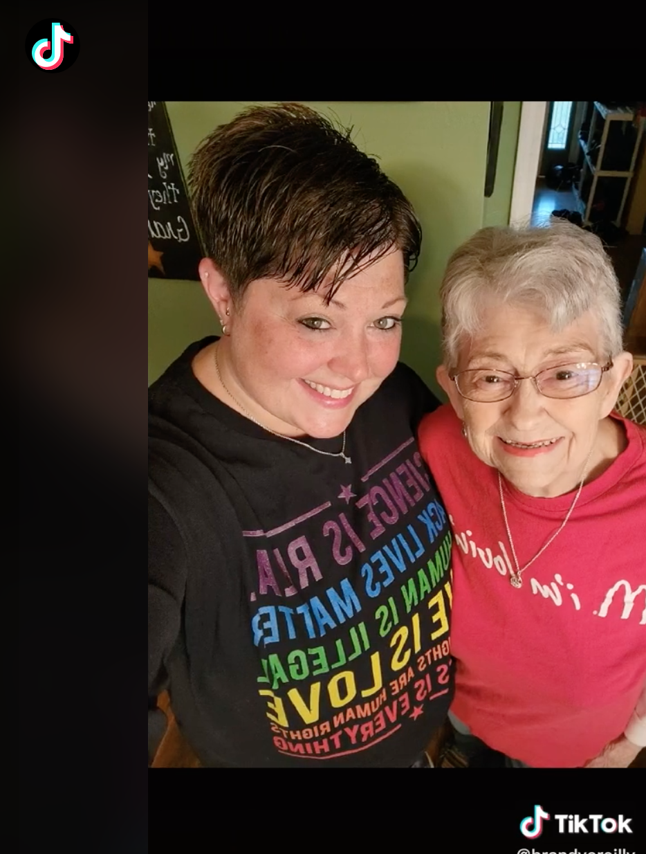 Abuelita se hace su primer tatuaje a los 82 años y se vuelve viral