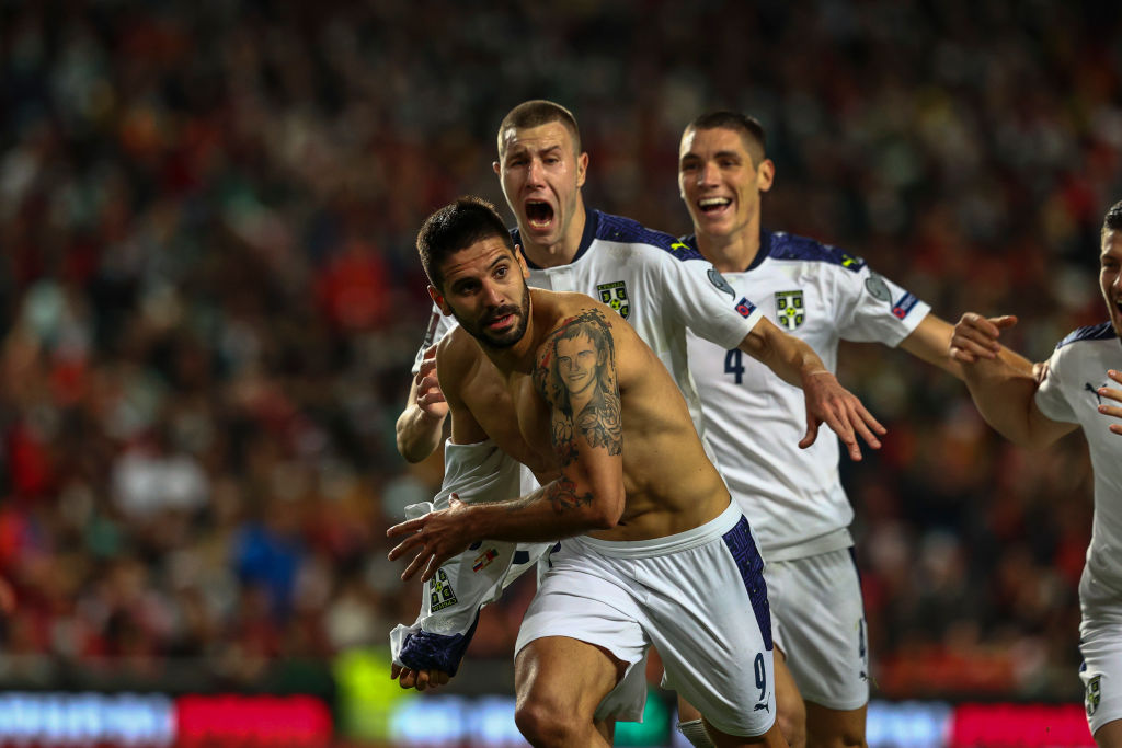 Aleksandar Mitrovic celebra el gol que pone a Serbia en el Mundial de Qatar 2022