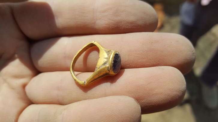Arqueólogos encuentran un antiguo anillo para "prevenir la cruda"