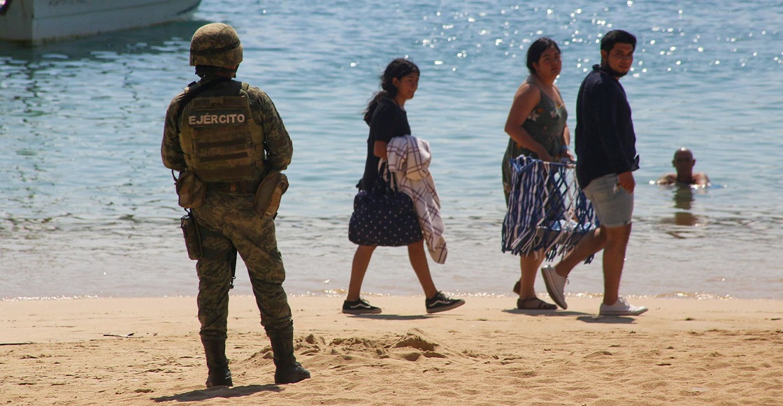 ACAPULCO, GUERRERO, 18NOVIEMBRE2021.- Un prestador de servicios turísticos fue asesinado a balazos en la tradicional Playa Caleta, testigos mencionan que hombres armados persiguieron a la víctima y lo asesinaron a balazos frente turistas sobre la playa.