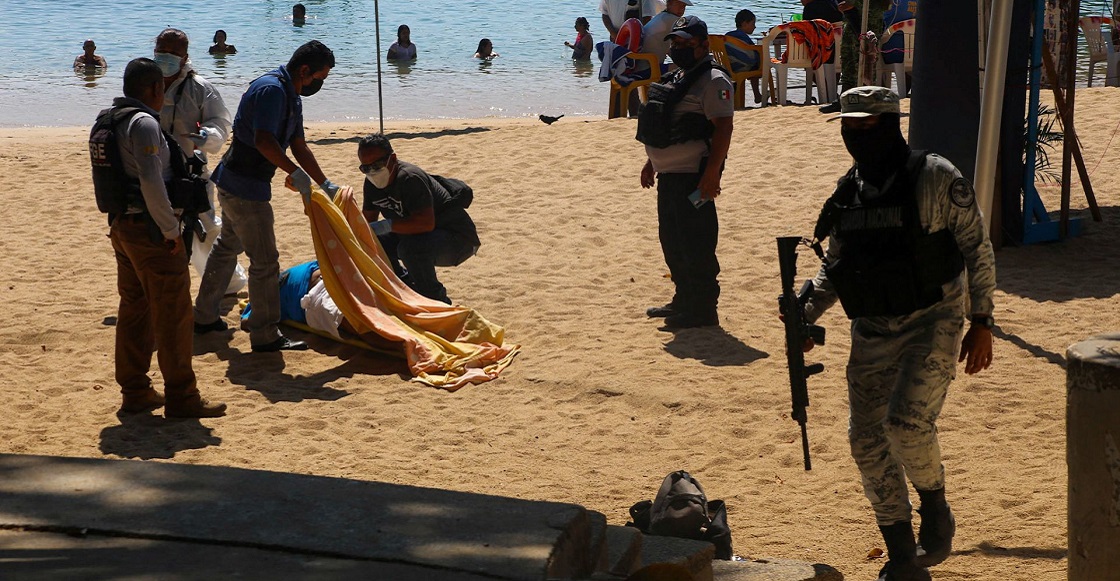 ACAPULCO, GUERRERO, 18NOVIEMBRE2021.- Un prestador de servicios turísticos fue asesinado a balazos en la tradicional Playa Caleta, testigos mencionan que hombres armados persiguieron a la víctima y lo asesinaron a balazos frente turistas sobre la playa.