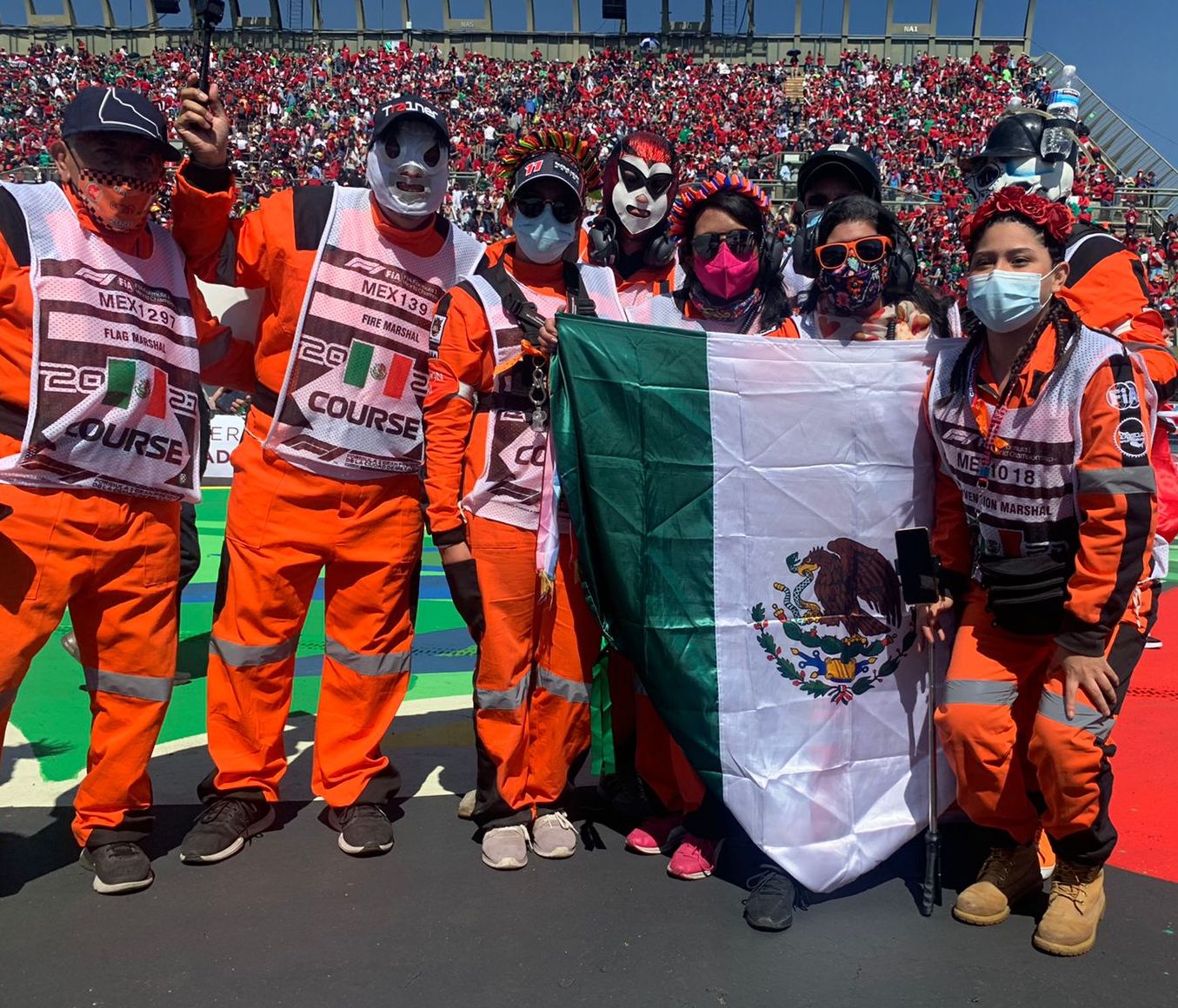¡Piel chinita! Así fueron las ovaciones a Checo Pérez en el desfile previo al Gran Premio de México