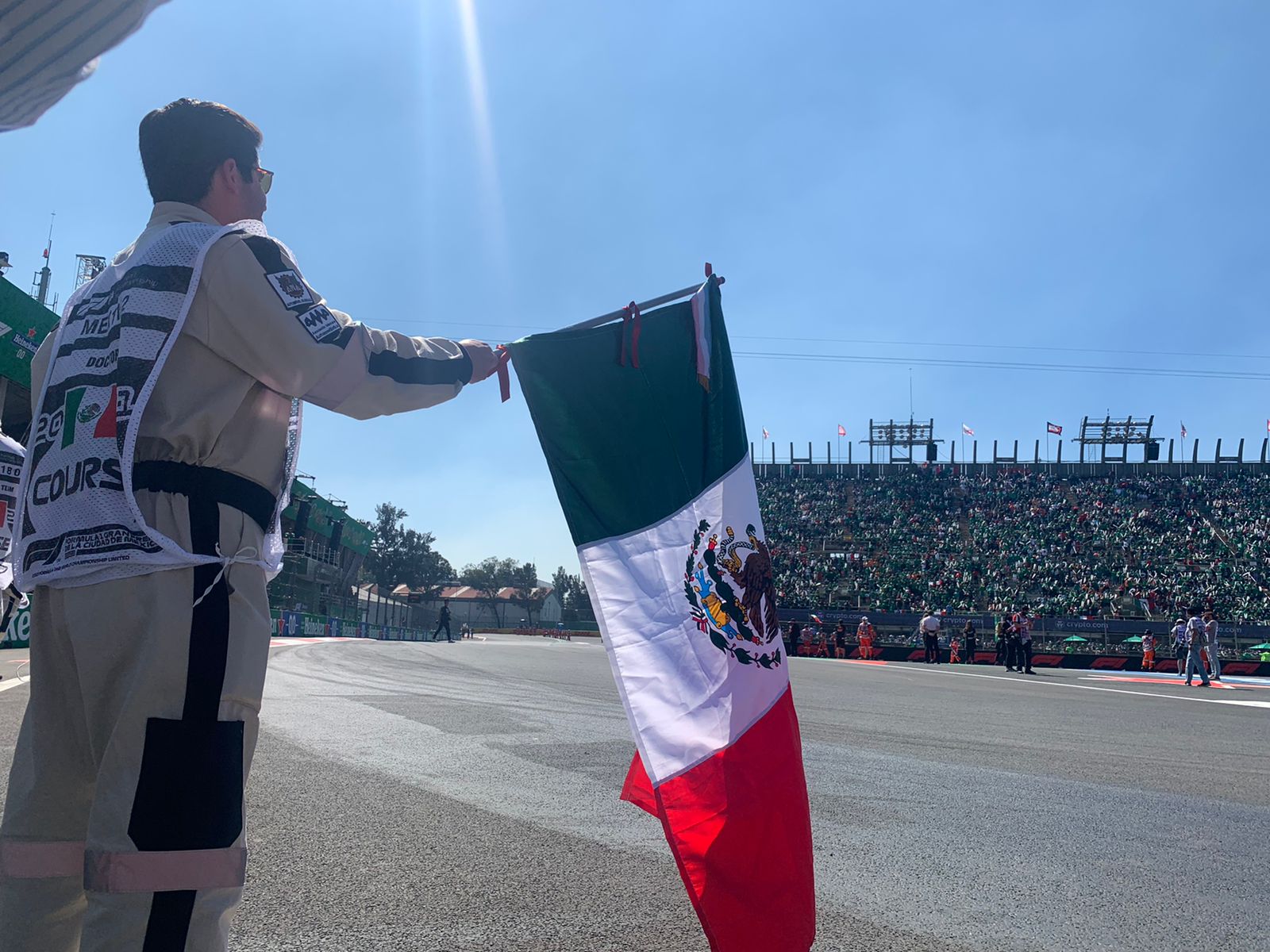 ¡Piel chinita! Así fueron las ovaciones a Checo Pérez en el desfile previo al Gran Premio de México
