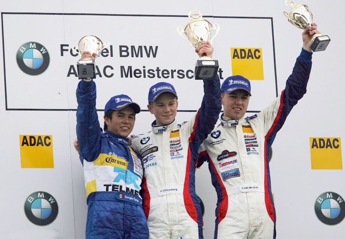 Checo Pérez en el podio de la Fórmula BMW