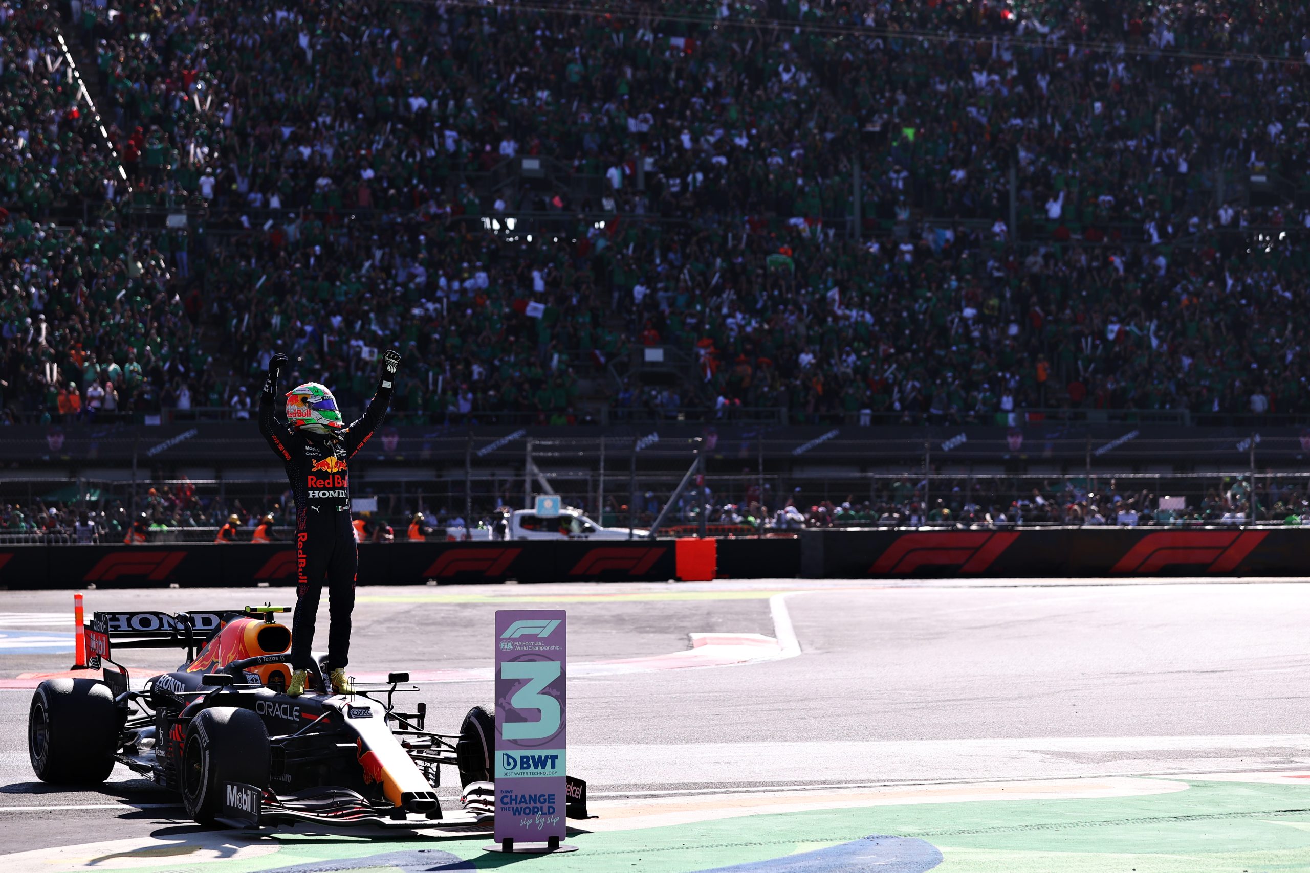 Checo Pérez celebrando con la gente el podio del Gran Premio de México