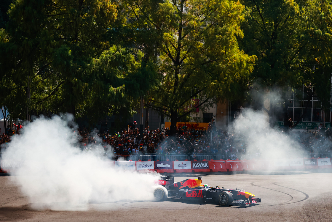 En imágenes y videos: Así vivimos el Red Bull Show Run de Checo Pérez en Reforma
