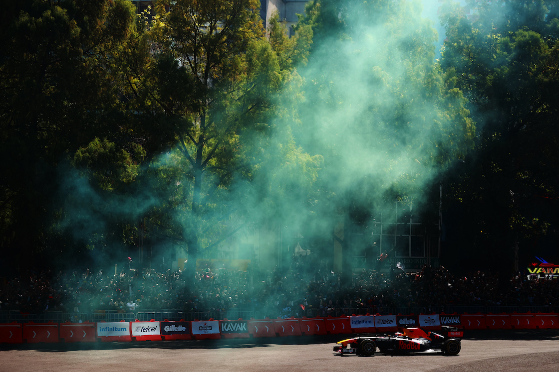 En imágenes y videos: Así vivimos el Red Bull Show Run de Checo Pérez en Reforma