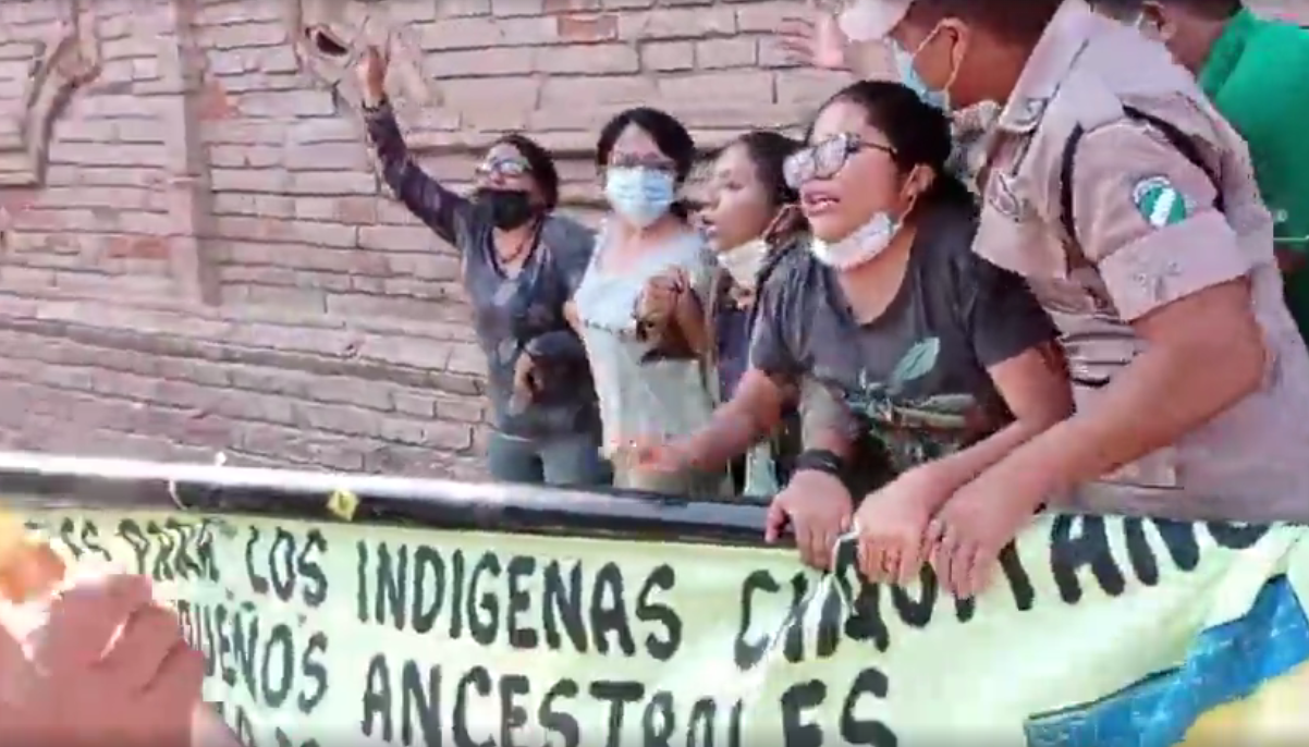 Y en Bolivia: Corren con latigazos a feministas que protestaban en una iglesia