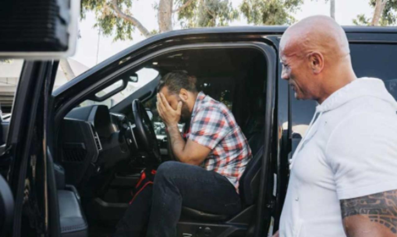 Así sorprendió Dwayne Johnson a un fan con un regalo muy especial