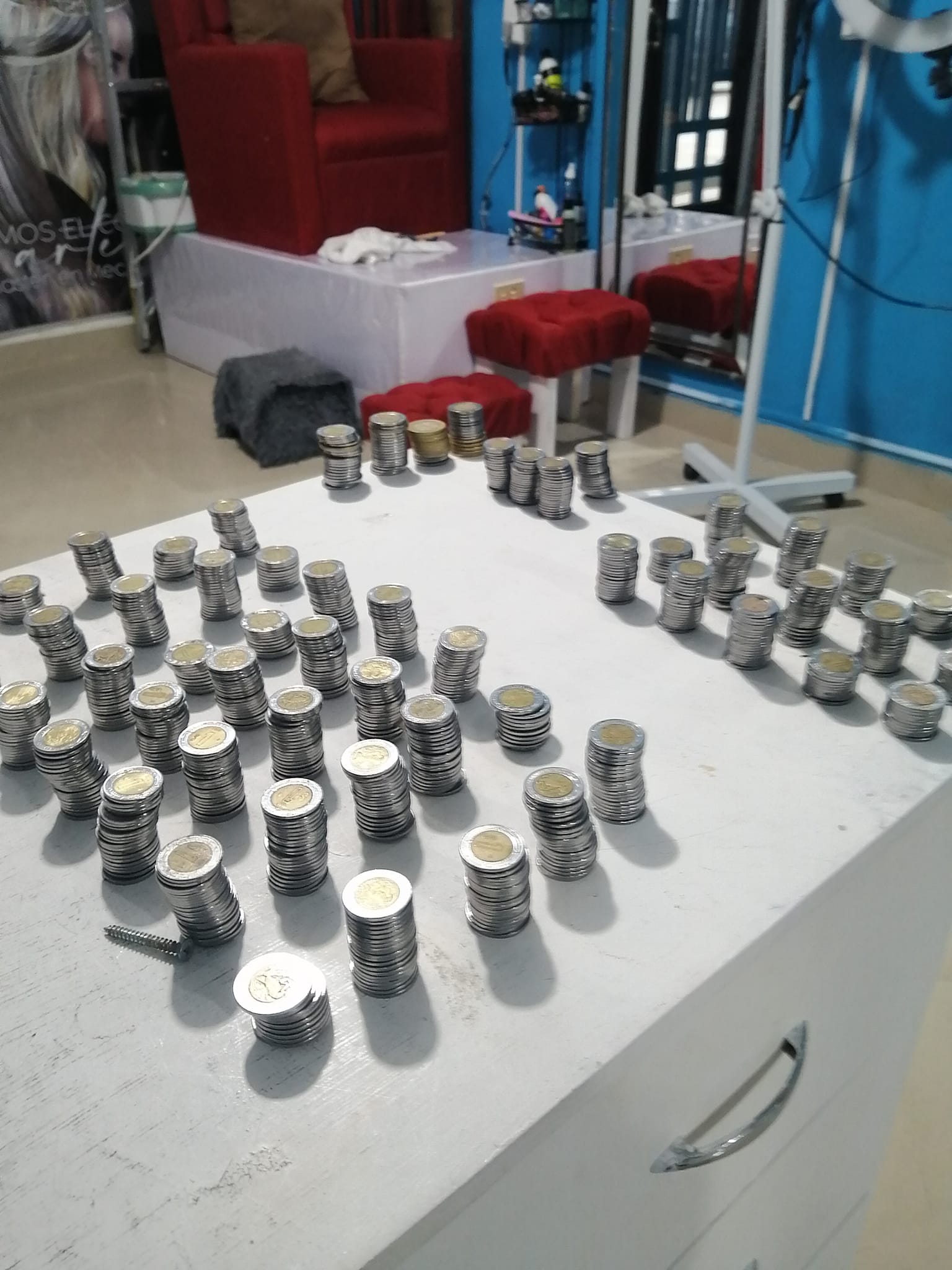 Empacador se hace viral por pedir prestado dinero y pagarlo con monedas