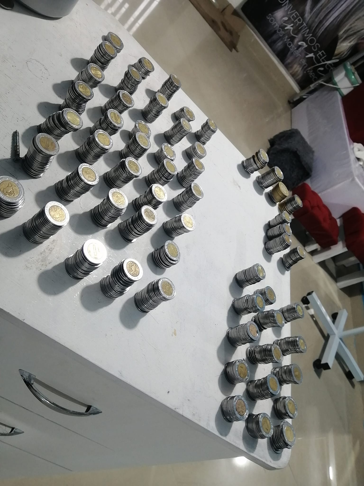 Empacador se hace viral por pedir prestado dinero y pagarlo con monedas