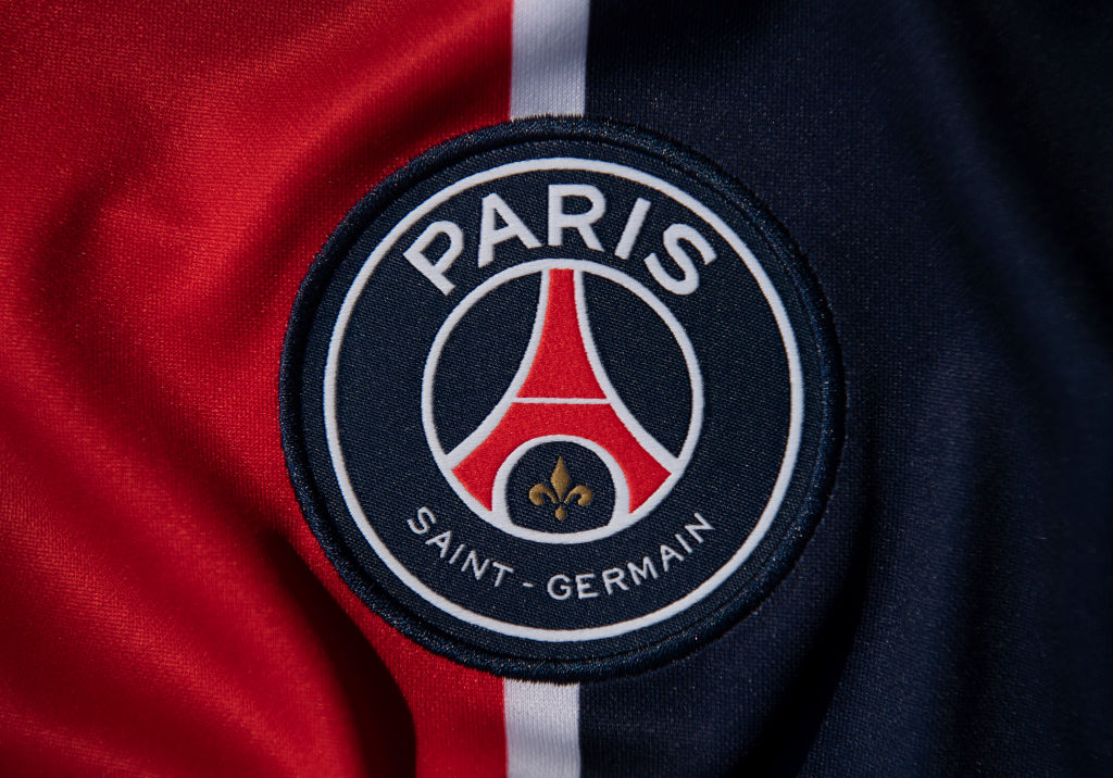 Escudo del PSG en un jersey