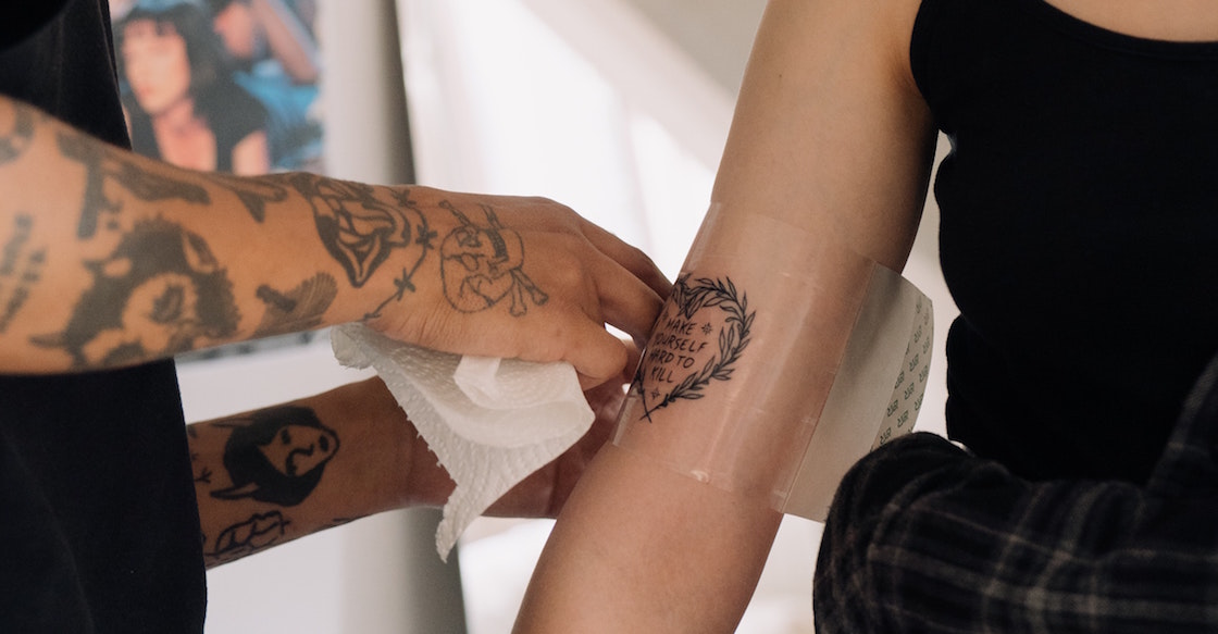 gobierno-codigo-vestimenta-piercings-tatuajes-presidencia