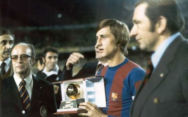 Johan Cruyff recibe el Balón de Oro en 1973