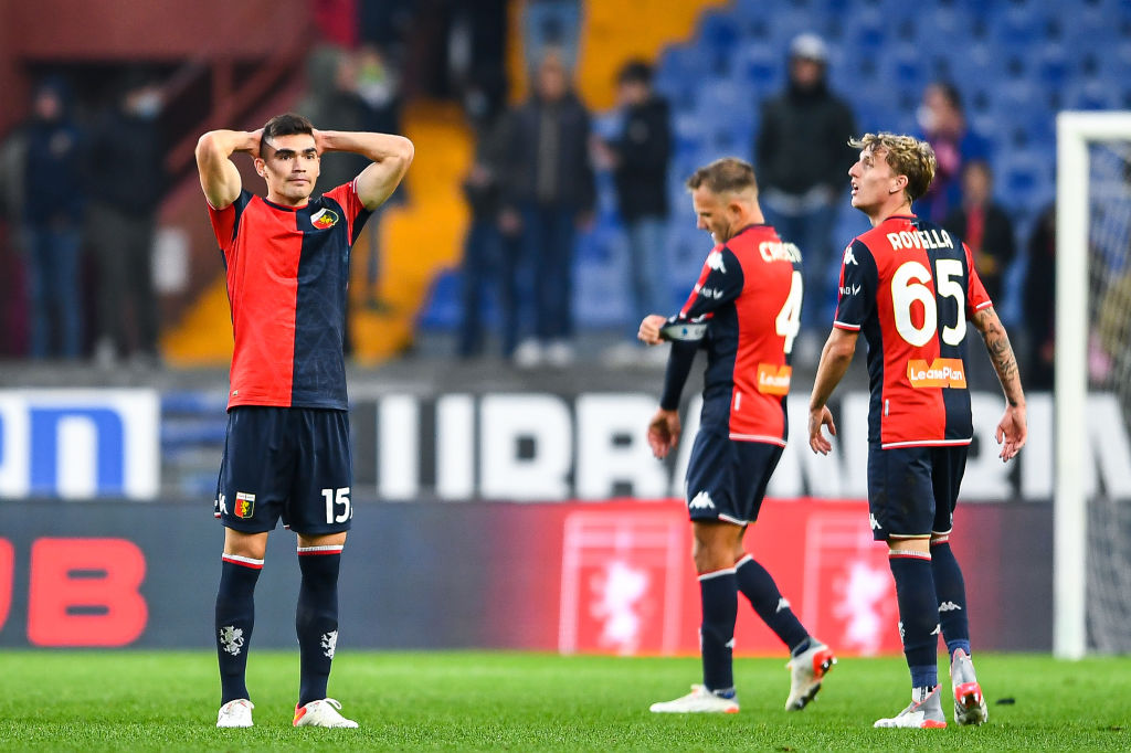 Johan Vásquez lamenta un mal resultado con el Genoa