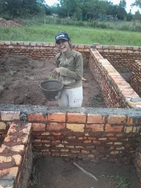 Joven abogada cuenta que trabajó como albañil para pagar sus estudios