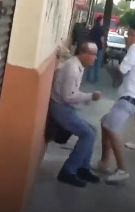 Jóvenes se graban golpeando a un anciano en Jalisco y son entregados a la policía por sus padres