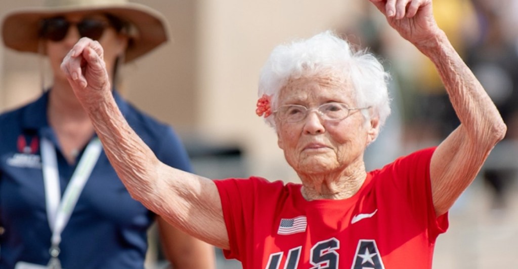 ¡Viejos los cerros! Julia Hawkins de 105 años impone récord en una carrera de 100 metros