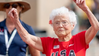 ¡Viejos los cerros! Julia Hawkins de 105 años impone récord en una carrera de 100 metros